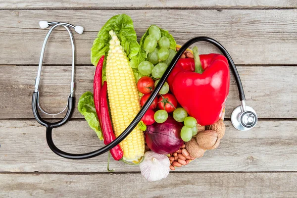 Stetoscopio, frutta e verdura biologica — Foto stock