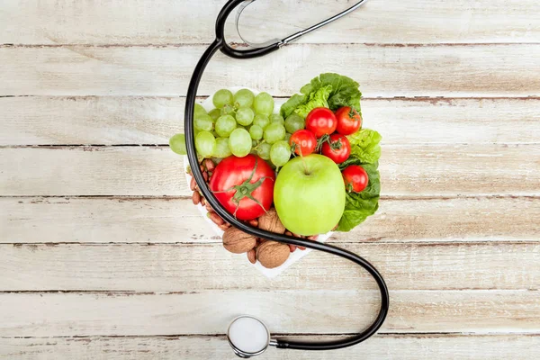 Stéthoscope, légumes et fruits biologiques — Photo de stock