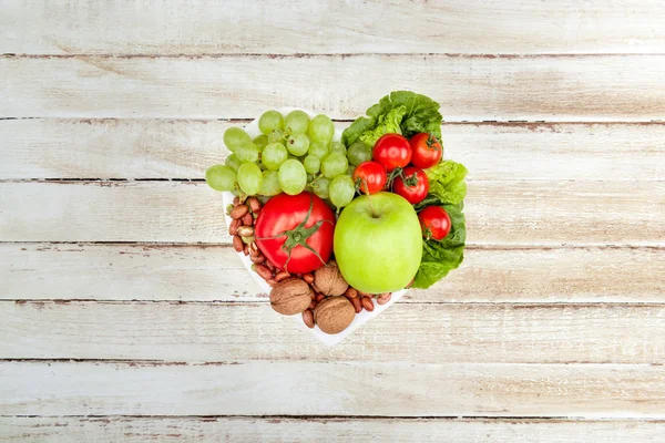 Органічні овочі та фрукти на тарілці — стокове фото