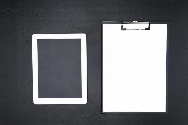 Digital tablet and clipboard — Stock Photo