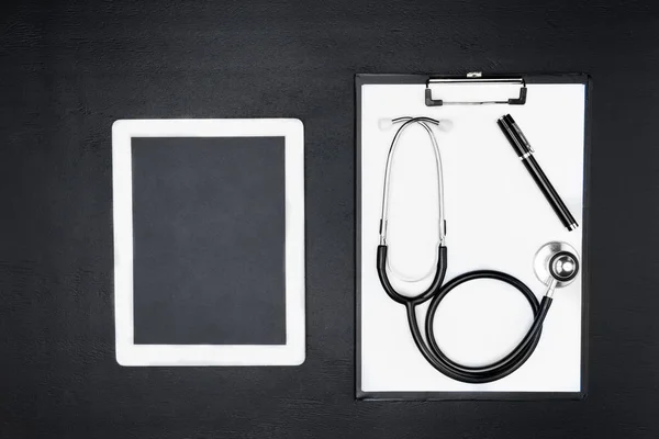 Tablet, Klemmbrett und Stethoskop — Stockfoto