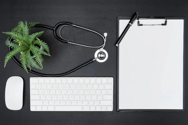 Fournitures de bureau et stéthoscope — Photo de stock