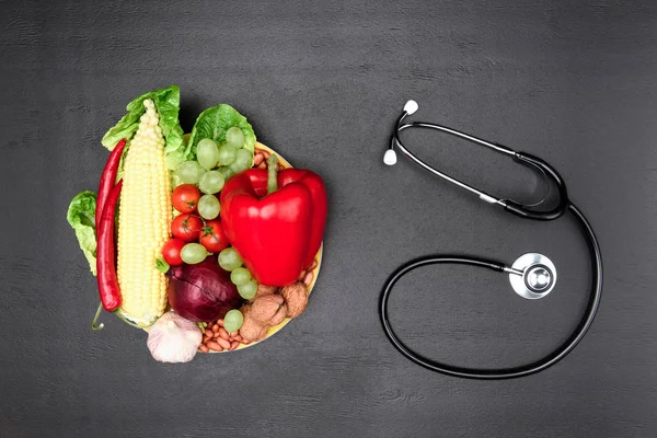 Stéthoscope, légumes et fruits biologiques — Photo de stock