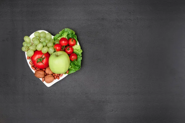 Organic vegetables and fruits on plate — Stock Photo