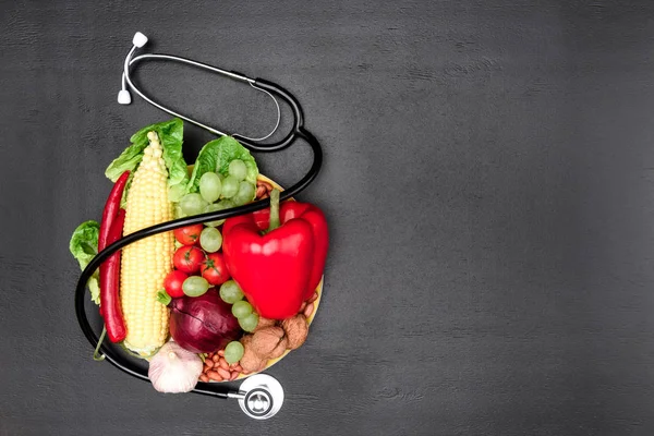 Estetoscopio, verduras y frutas ecológicas - foto de stock