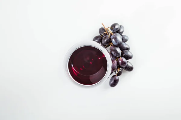 Vin rouge en verre et raisin — Photo de stock