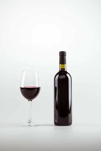 Vin rouge en verre et bouteille — Photo de stock