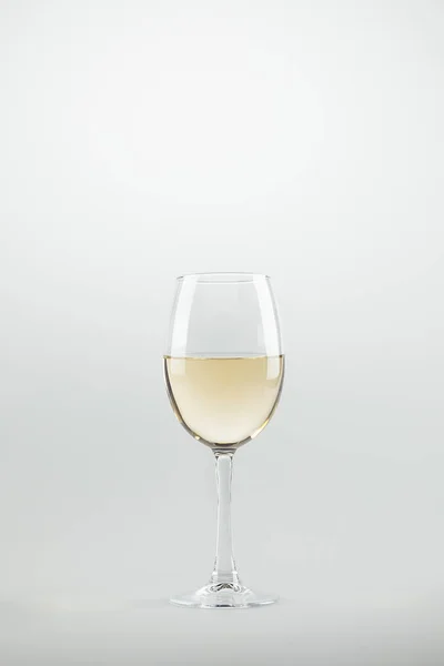 Vino blanco en copa - foto de stock