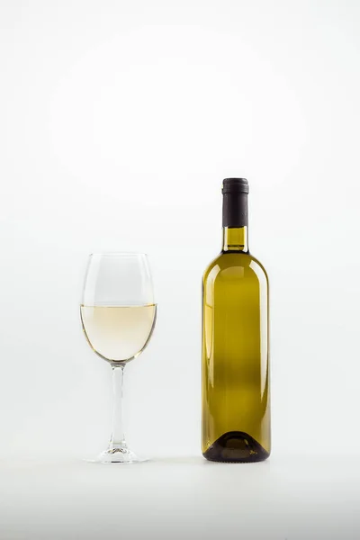 Vinho branco em vidro e garrafa — Fotografia de Stock