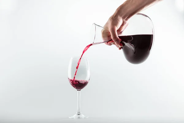 Hand schenkt Rotwein ein — Stockfoto