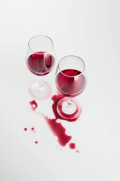 Vin rouge dans des verres — Photo de stock