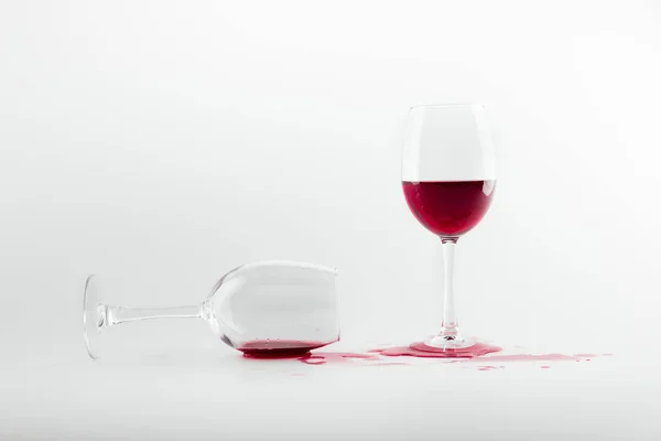 Червоне вино в окулярах — стокове фото