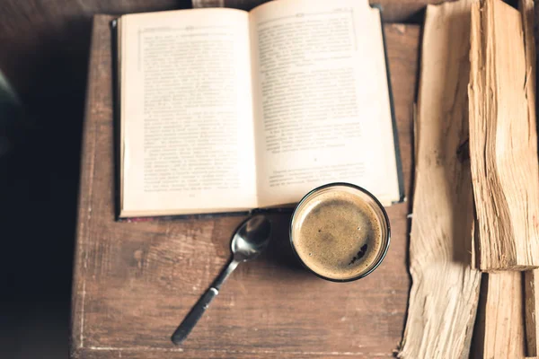 Bicchiere di caffè, vecchio libro — Foto stock