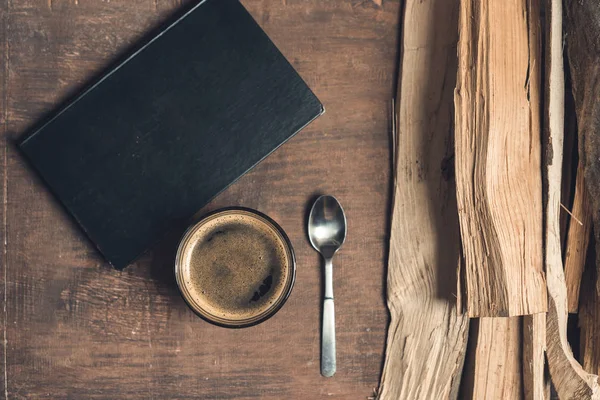 Un vaso de café, libro viejo - foto de stock