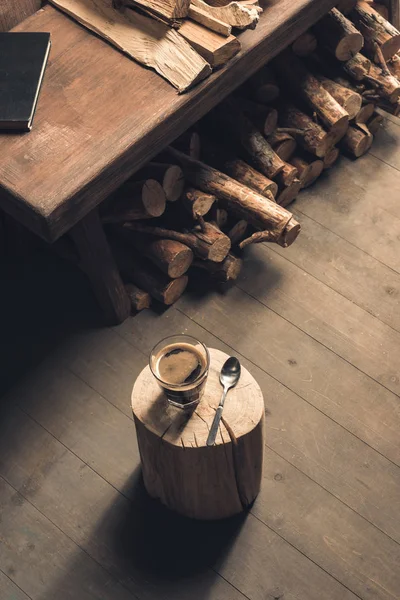 Bicchiere di caffè e cucchiaio su legno — Foto stock