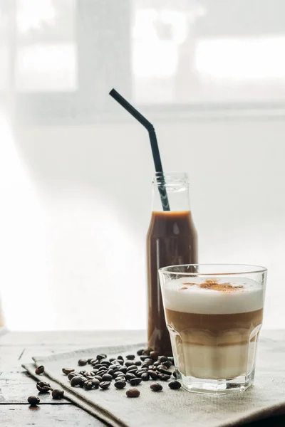 Bebida de café y vaso de capuchino - foto de stock