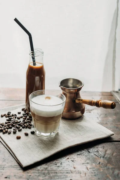 Bevanda al caffè e bicchiere di cappuccino — Foto stock