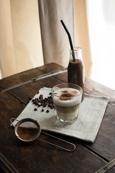 Bevanda al caffè e bicchiere di cappuccino — Foto stock