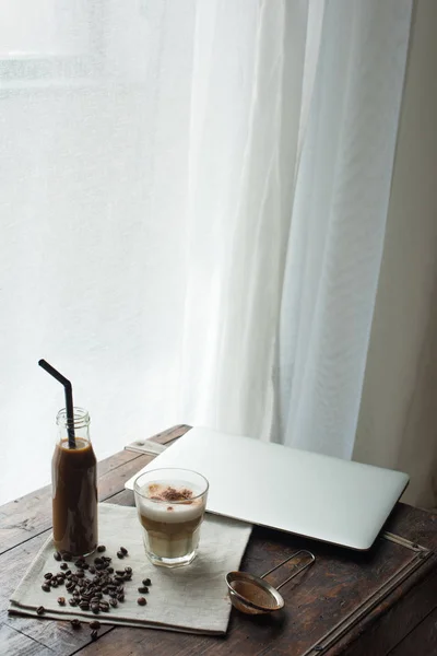Kaffeetrinken und ein Glas Cappuccino — Stockfoto