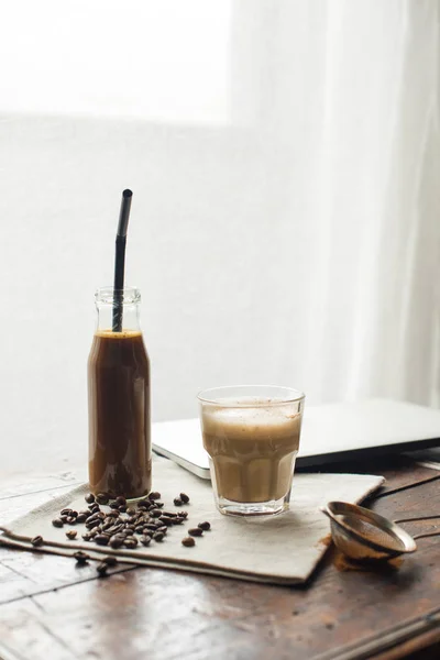 Bevanda al caffè e bicchiere di cappuccino — Foto stock