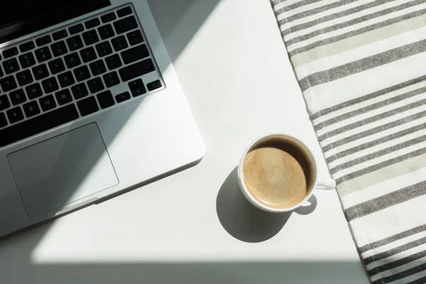 Escritorio con portátil cand taza de café - foto de stock