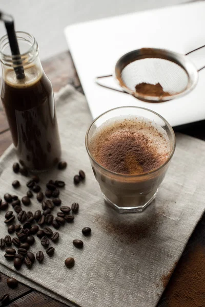 Bebida de café e vidro de cappuccino — Fotografia de Stock