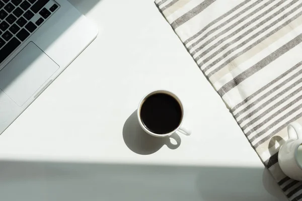 Escritorio con portátil cand taza de café - foto de stock