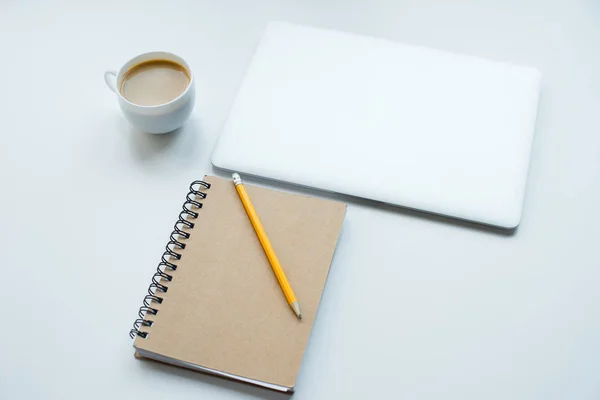 Ordenador portátil, bloc de notas y taza de café — Stock Photo