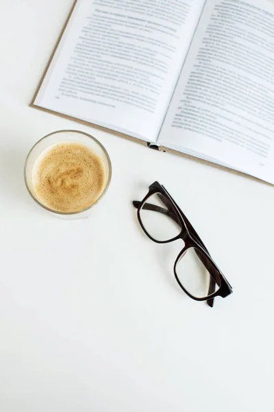 Café, anteojos y libro - foto de stock