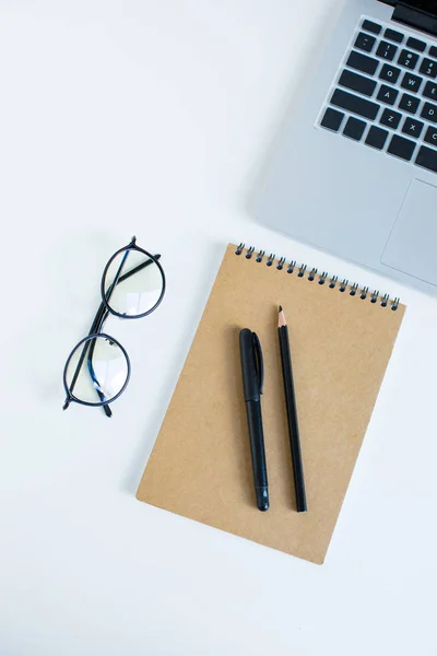 Ordinateur portable, bloc-notes et verre de café — Photo de stock