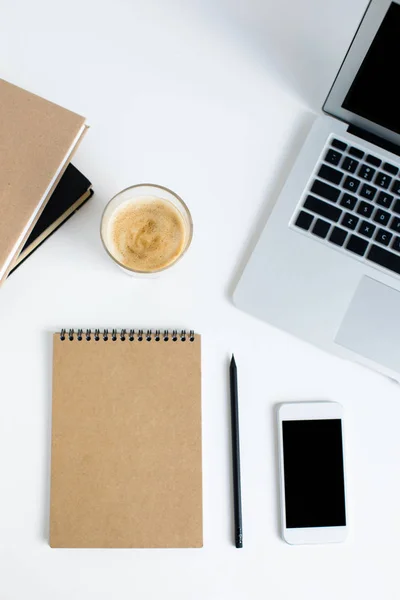 Laptop, smartphone e notepad — Fotografia de Stock