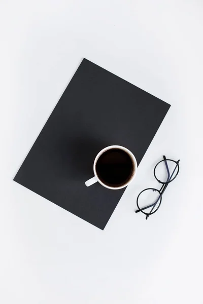 Tazza di caffè su carta nera — Foto stock