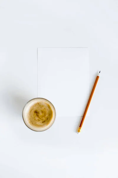 Café sur papier avec crayon — Photo de stock