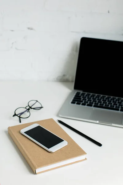 Laptop with blank screen on tabletop — Stock Photo