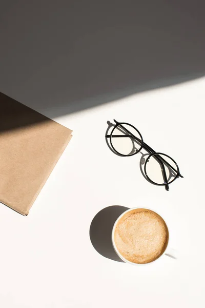 Kaffee, Brille und Notizblock — Stockfoto