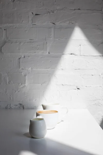 Tazza di caffè e barattoli di latte — Foto stock