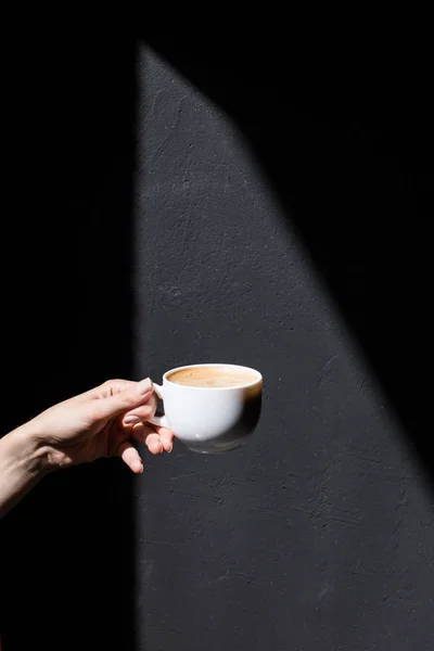 Mano sosteniendo taza de café - foto de stock