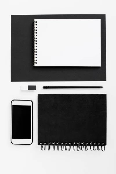 Smartphone, bloc-notes et fournitures de bureau — Photo de stock