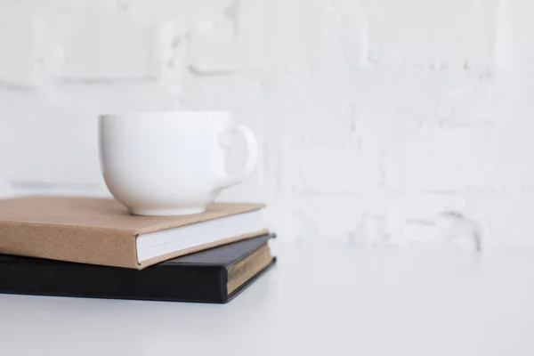 Tasse de café sur les livres — Photo de stock