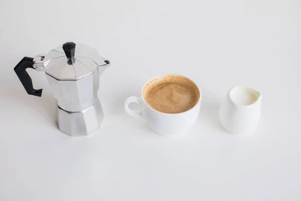 Prensa francesa, café y tarro de leche - foto de stock