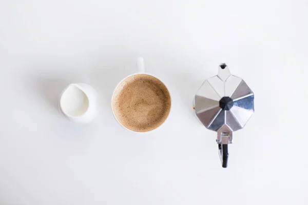 Prensa francesa, café y tarro de leche - foto de stock