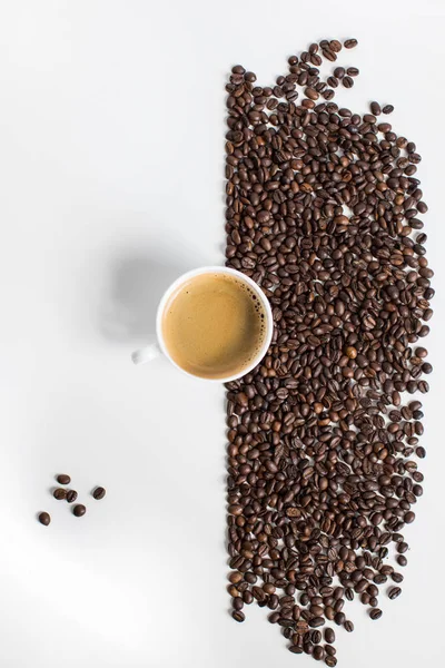 Tasse Kaffee und Kaffeebohnen — Stockfoto