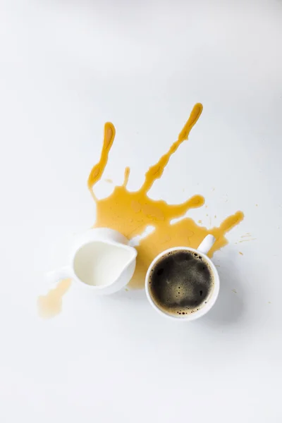 Caffè e barattolo di latte con macchia — Foto stock