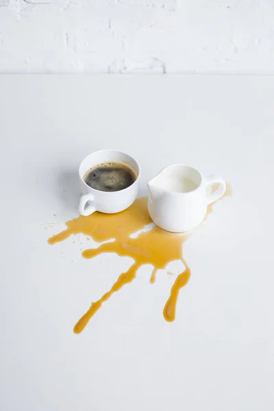 Caffè e barattolo di latte con macchia — Foto stock