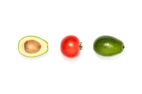 Compsición de tomate y aguacates - foto de stock