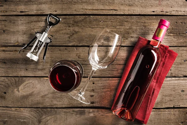 Пляшка рожевого вина і келихів — стокове фото