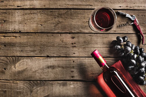 Botella de vino, vino y uvas - foto de stock