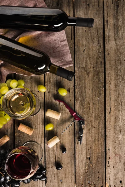 Deux bouteilles de vin et des verres à vin — Photo de stock
