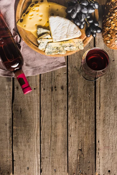 Vinho tinto, pão e queijo — Fotografia de Stock