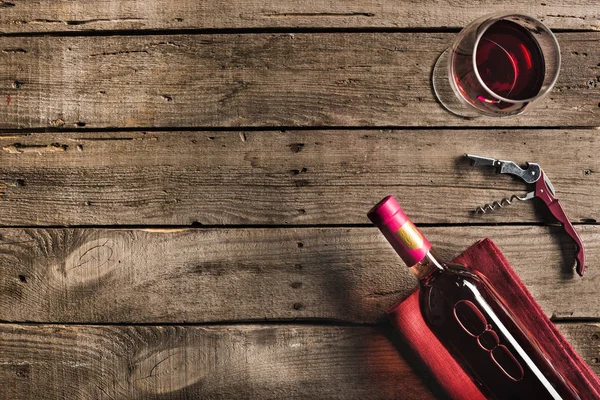 Botella de vino, sacacorchos y vino - foto de stock